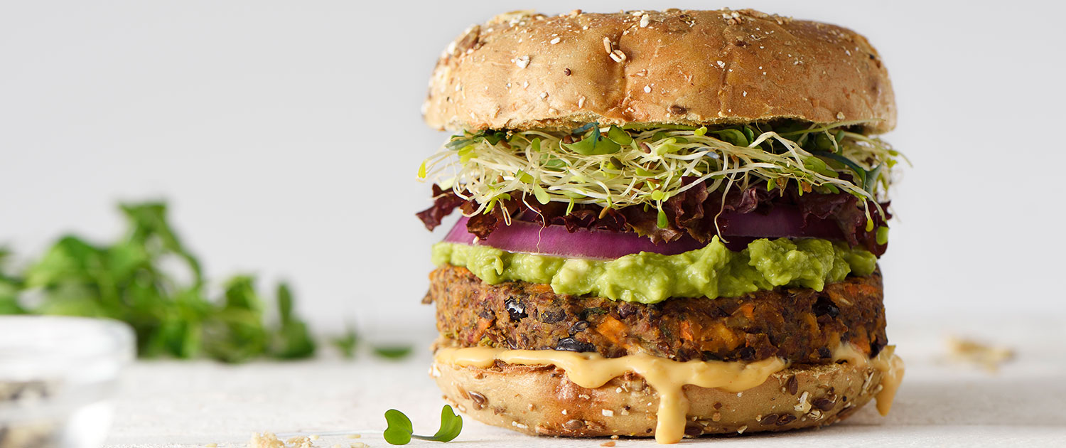 Veganer Burger Ein veganer Burger mit Soja-Patty und Avocado